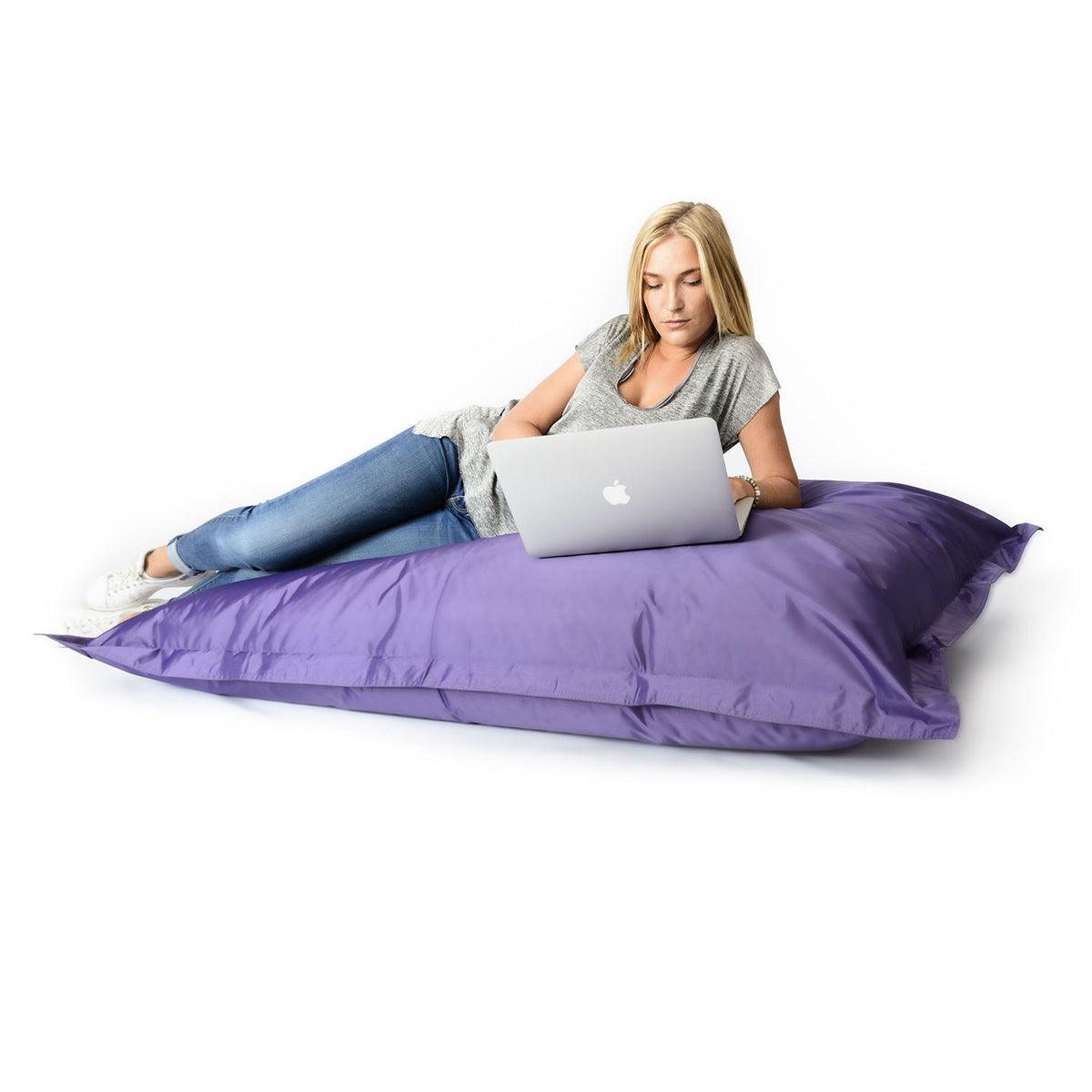 Pouf Géant XL Violet : femme détendue sur grand pouf XL violet pour salon chambre ou jardin, design Classic BiG52