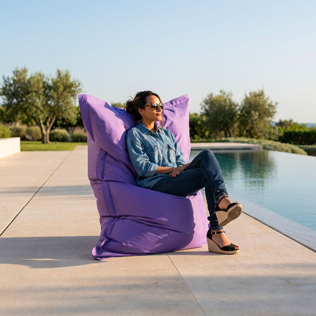 Pouf Géant XXL Violet BiG52 Classic, photo d’utilisation en extérieur près de la piscine, pour un confort XXL