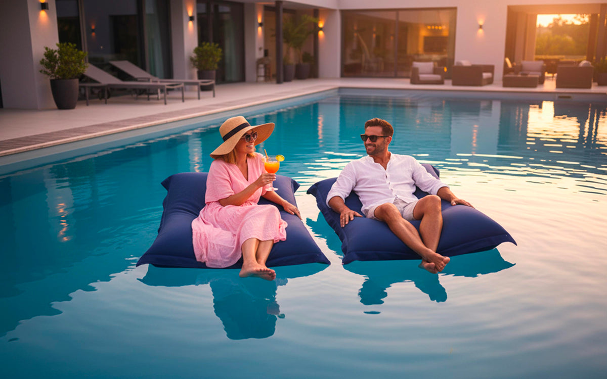 Pouf Piscine Bleu BiG52 POOL déhoussable flottant XXL avec billes de polystyrène, installé dans une piscine extérieure