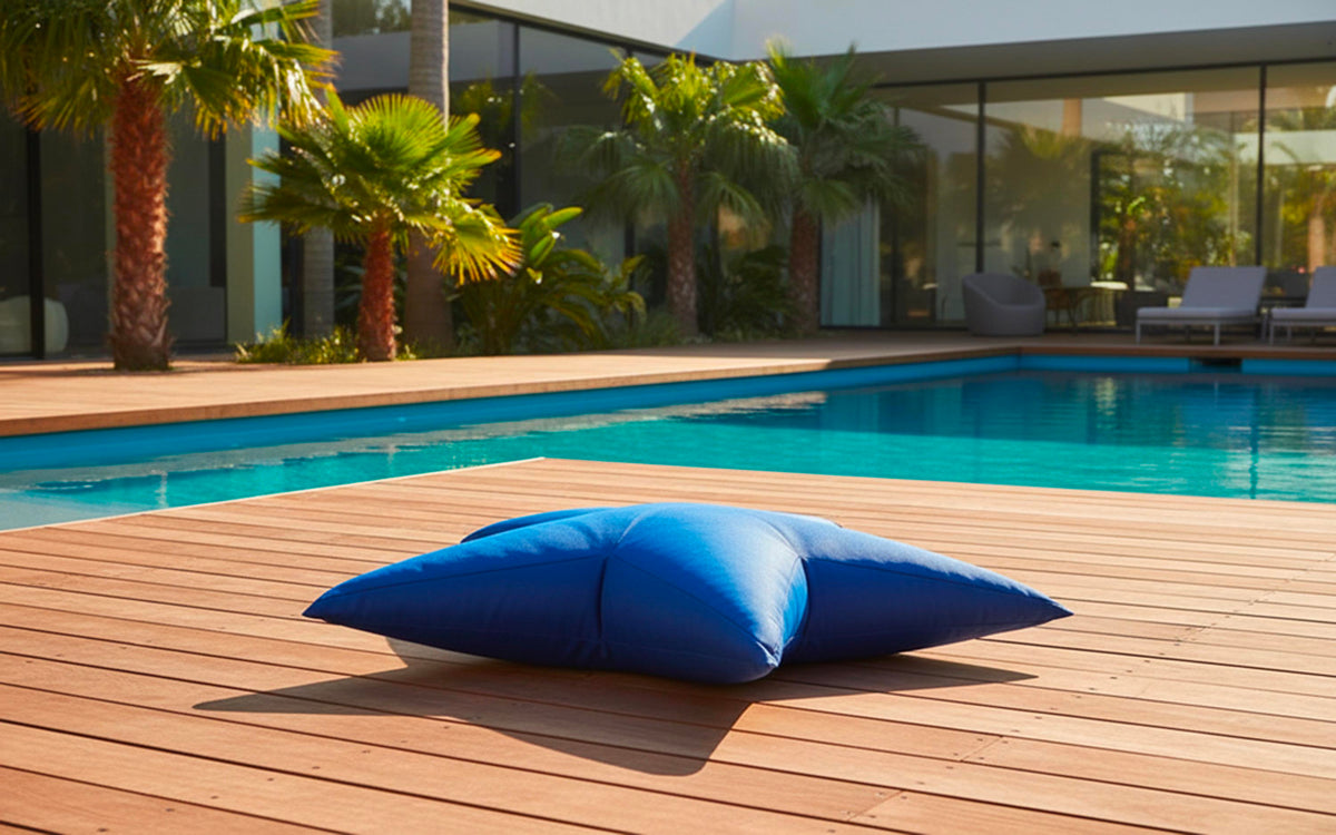 Pouf Piscine, Étoile de Mer Bleu : pouf étoile de mer bleu installé près de la piscine sur terrasse bois en extérieur