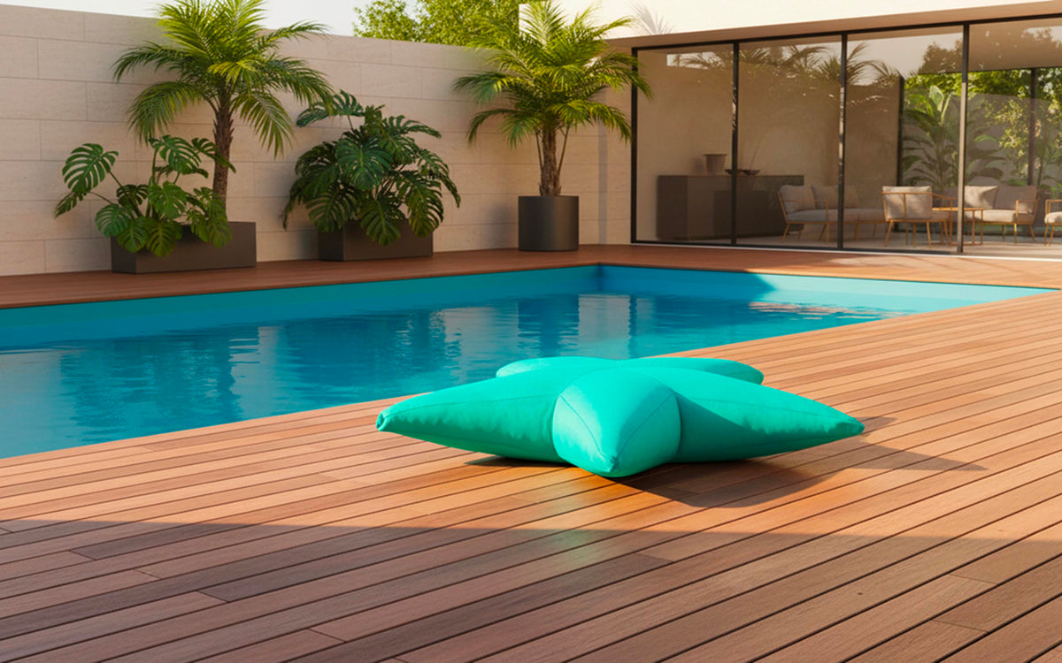 Pouf Piscine, Étoile de Mer Bleu Turquoise : pouf en forme d’étoile, installé au bord d’une piscine sur terrasse