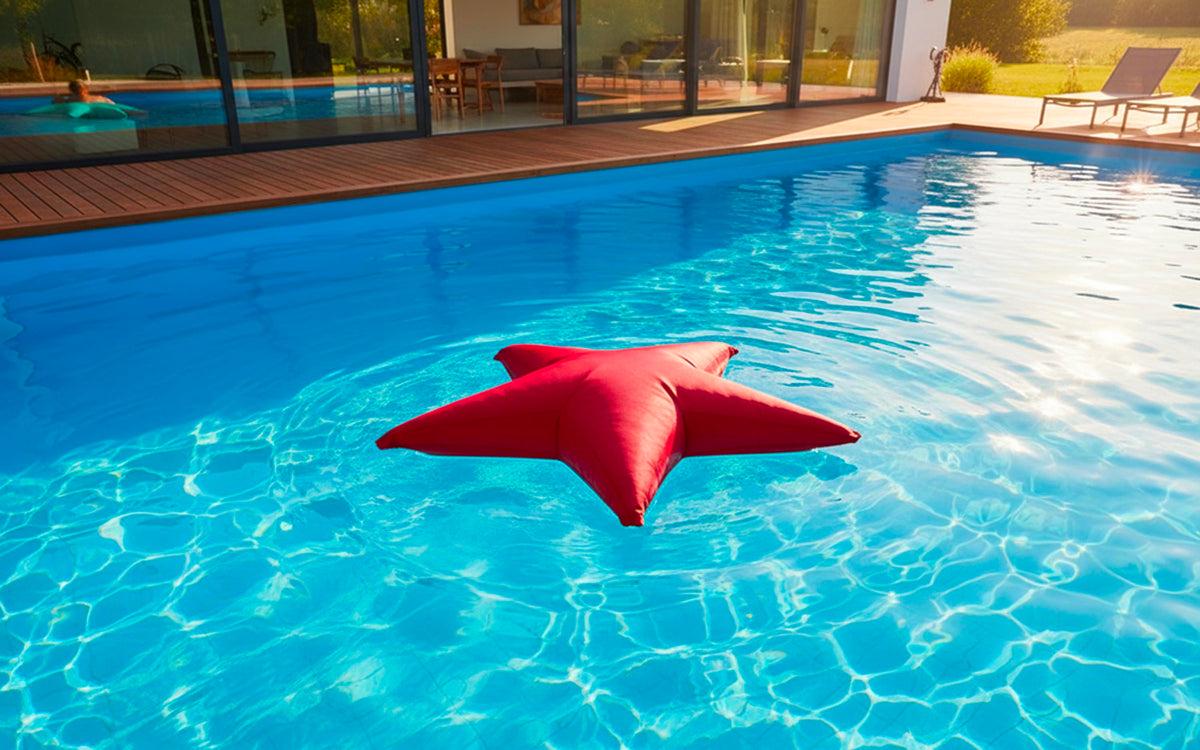 Pouf Piscine, Étoile de Mer Rouge rouge dans la piscine, design océan et confort pour terrasse ensoleillée