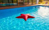 Pouf Piscine, Étoile de Mer Rouge rouge dans la piscine, design océan et confort pour terrasse ensoleillée