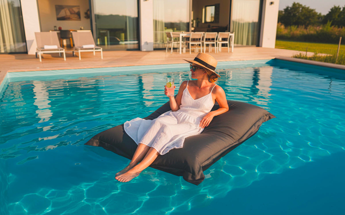 Pouf Piscine Gris Anthracite Big52 XXL déhoussable, flottant avec billes de polystyrène, confort détente au bord de l’eau