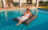 Pouf Piscine Gris Anthracite Big52 XXL déhoussable, flottant avec billes de polystyrène, confort détente au bord de l’eau