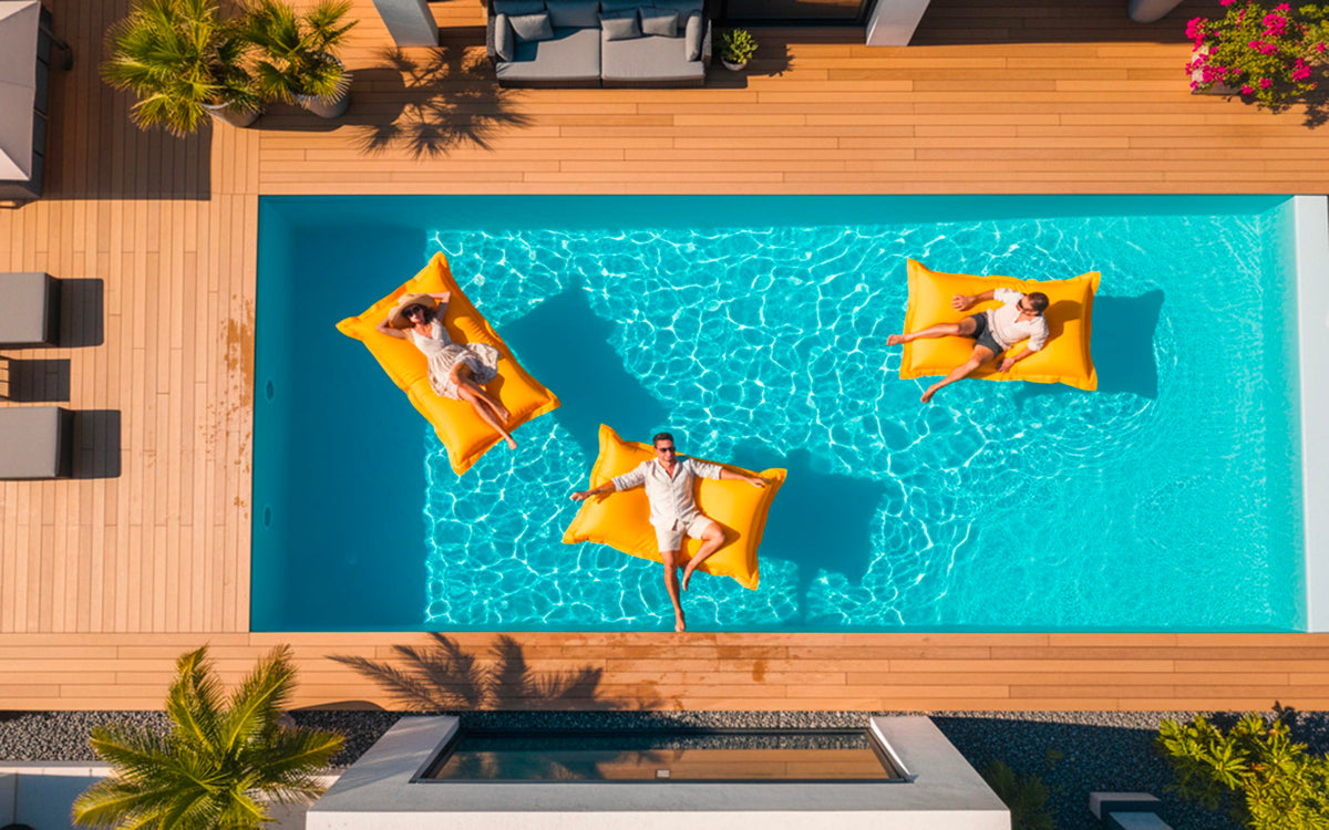 Pouf Piscine Jaune, pouf flottant déhoussable XXL avec billes de polystyrène, en usage dans une piscine extérieure