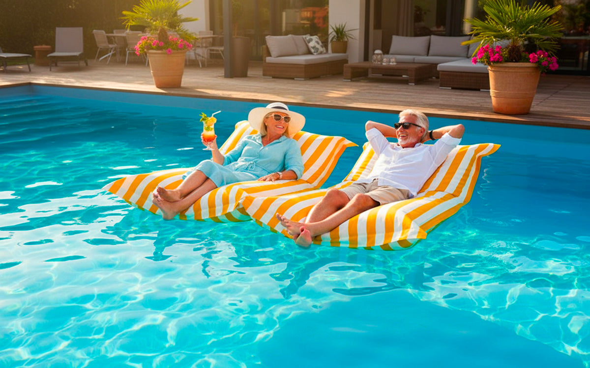 Pouf Piscine Jaune Rayé Deauville : détente au bord de la piscine, pouf rayé jaune dans l’eau, design premium