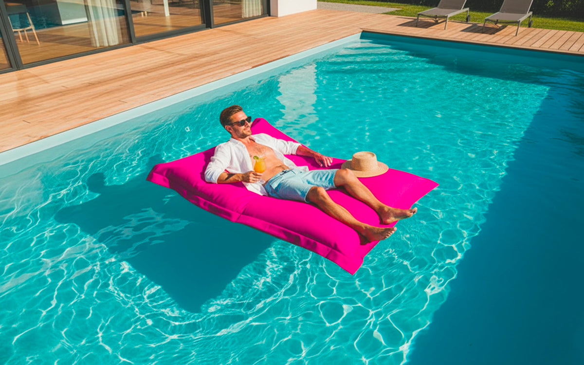 Pouf Piscine Rose BiG52 flottant pour piscine, déhoussable, XXL au bord de l’eau avec homme se relaxant