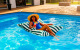 Alt Tag: Pouf Piscine Vert Rayé Deauville - Pouf géant rayé dans la piscine, détente au jardin