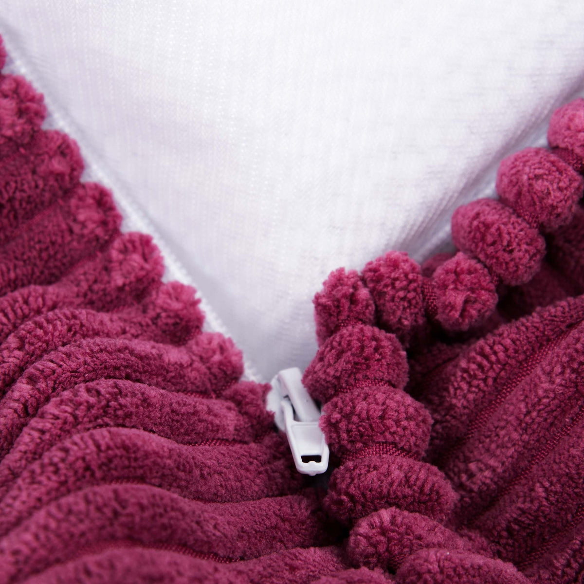 Housse Vide Pouf Poire Velours Côtelé Cerise, housse XL en velours côtelé cerise, photo détail du tissu et de la fermeture