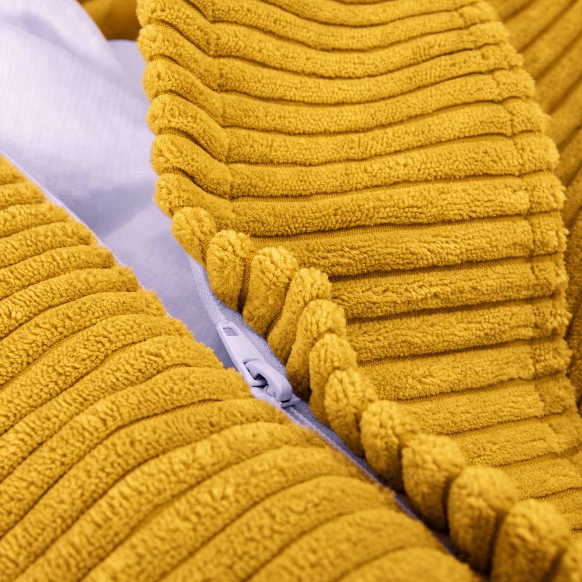 Pouf Poire Enfant Velours Côtelé Jaune moutarde en velours côtelé jaune moutarde, détail fermeture éclair