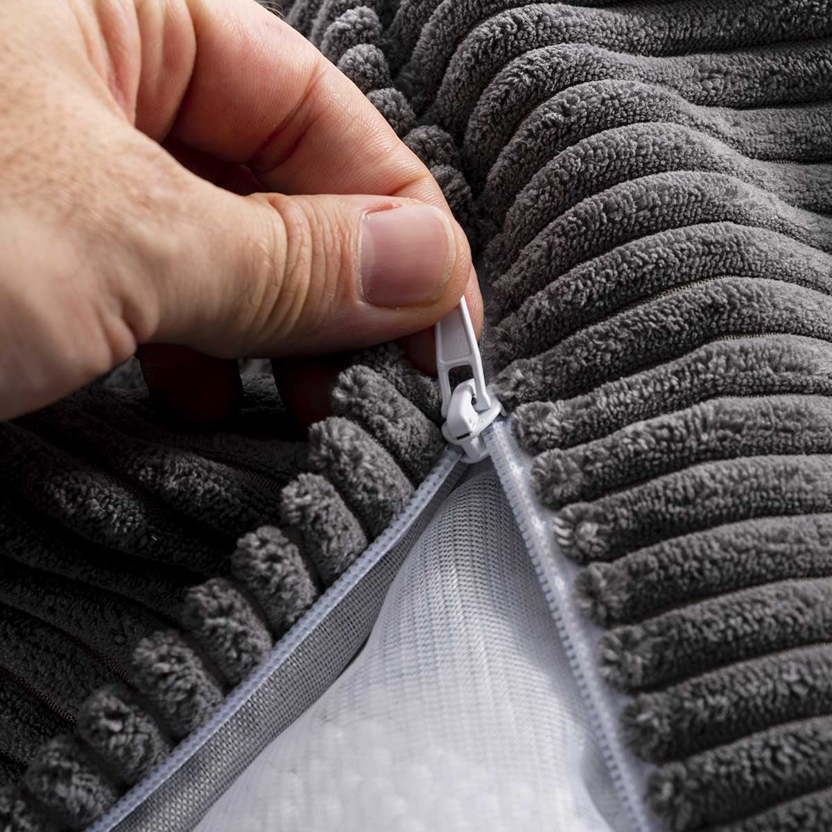 Pouf Poire Velours Côtelé Gris : fermeture éclair et tissu déhoussable, détail de la matière côtelée grise