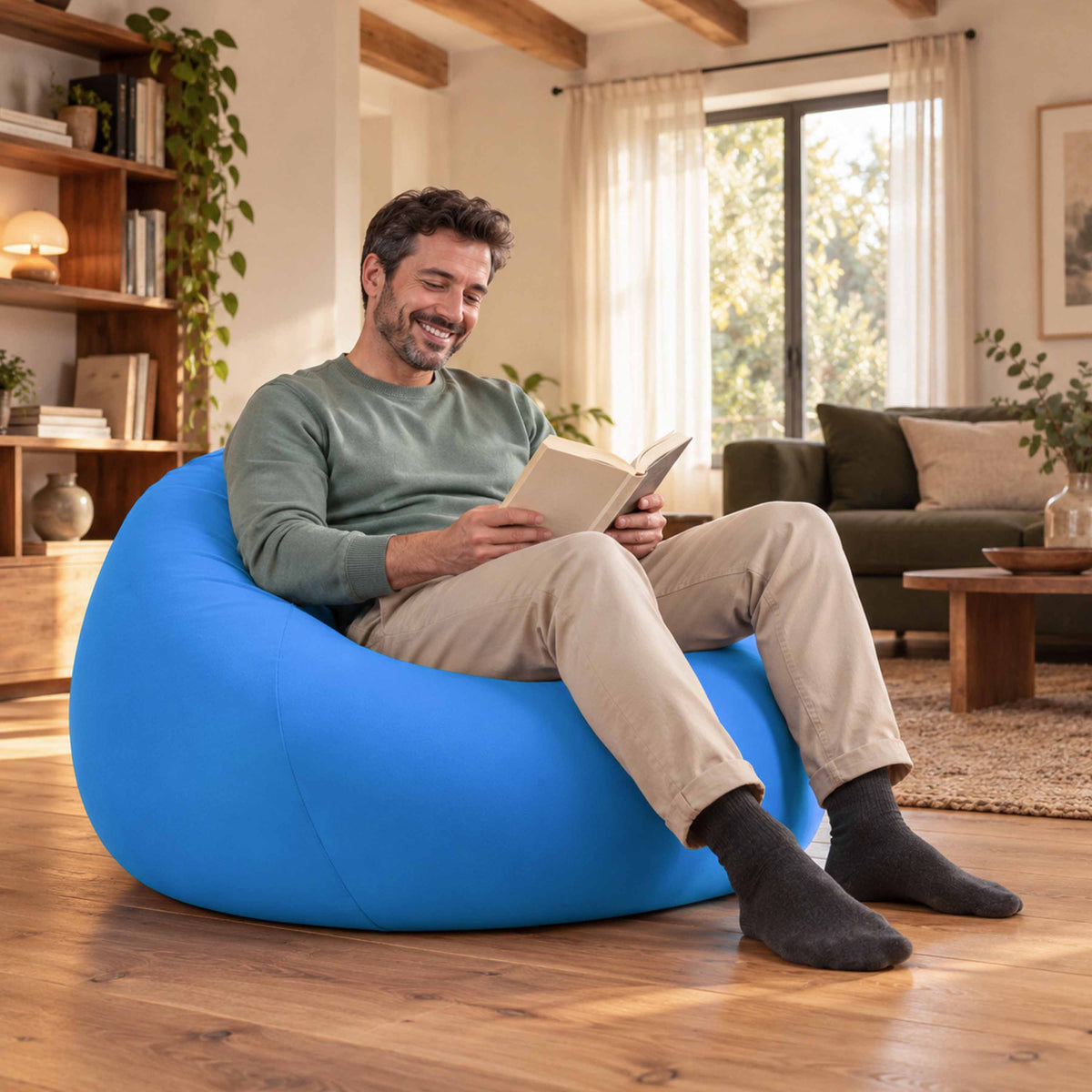 Pouf poire stretch bleu intérieur géant BiG52, assise confort pour lire dans un salon lumineux