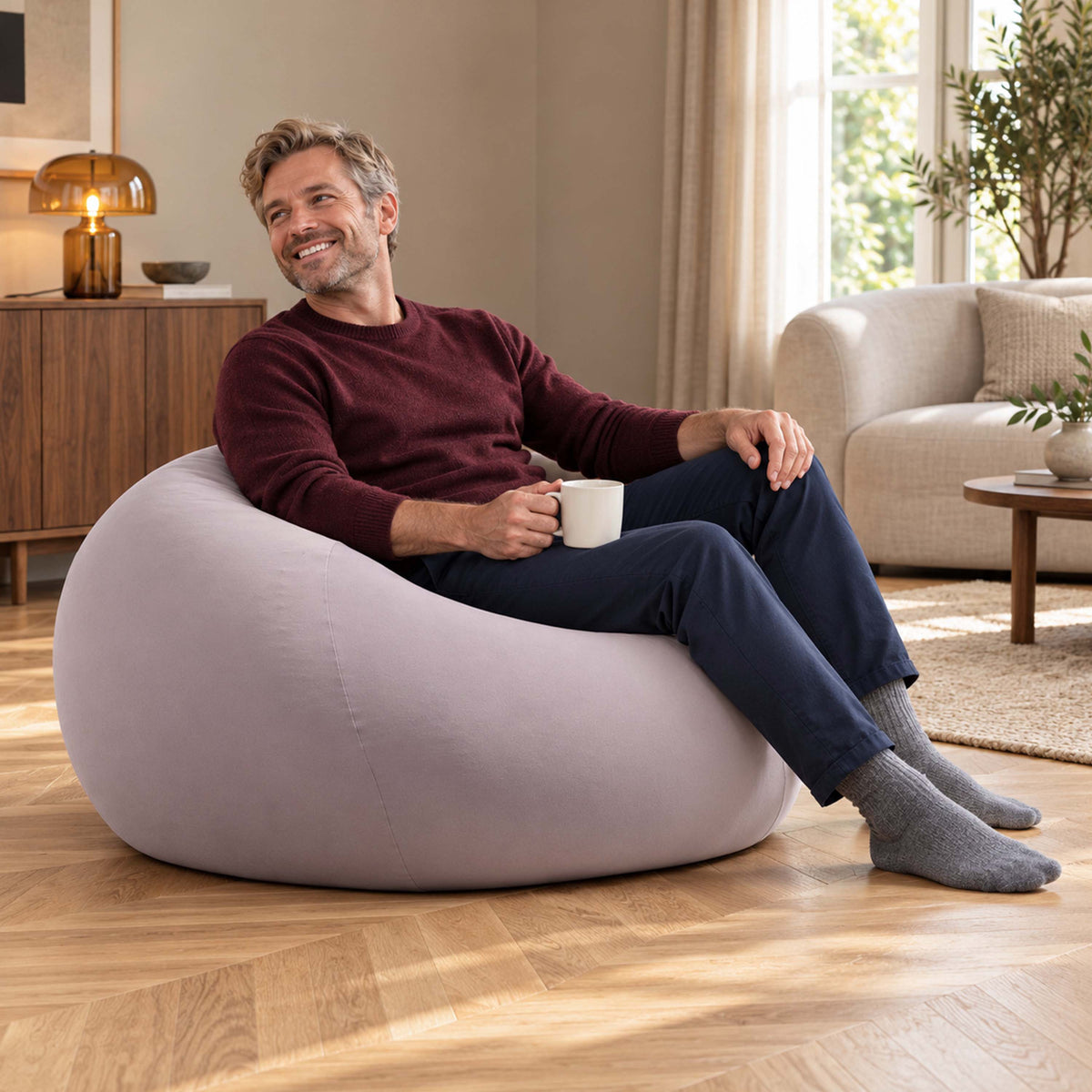Pouf poire stretch taupe intérieur confortable pour salon, avec housse tissu ultra souple en ambiance chaleureuse