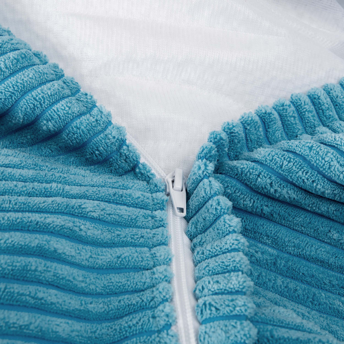 Pouf Poire Velours Côtelé Bleu Ciel – tissu velours côtelé bleu ciel, détails des bandes et fermeture éclair