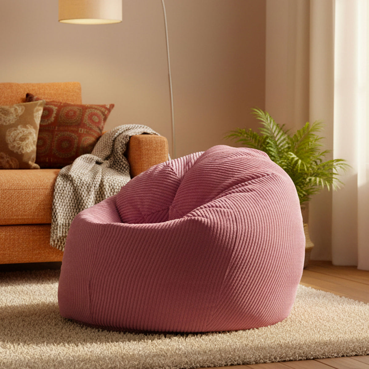Pouf Poire Velours Côtelé Rose, poire moelleuse en velours côtelé rose sur tapis, salon cosy