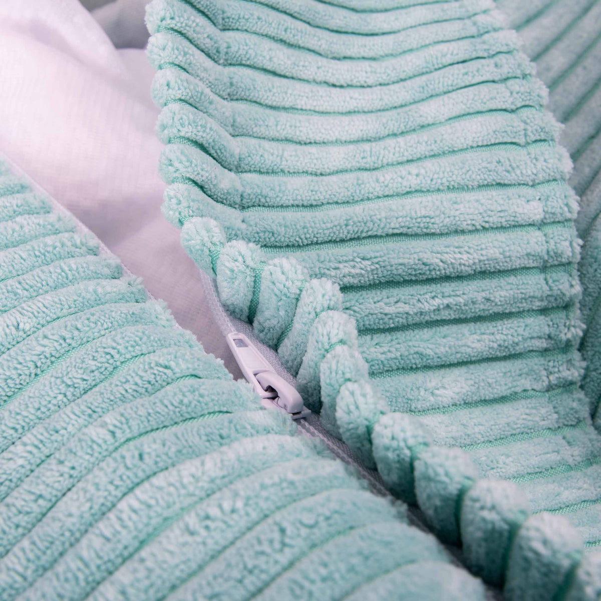 Pouf Poire Velours Côtelé Turquoise, détail fermeture éclair et velours côtelé turquoise, pour confort assise immédiat