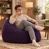 Pouf Poire Velours Côtelé Violet aubergine : fauteuil poire en velours côtelé violet aubergine, homme installé dans le salon