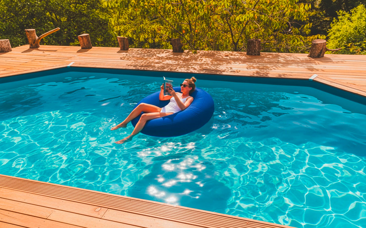 Pouf Rond Piscine Bleu flottant pour piscine, détente sur l’eau avec adulte et terrasse en bois