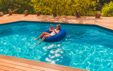 Pouf Rond Piscine Bleu flottant pour piscine, détente sur l’eau avec adulte et terrasse en bois