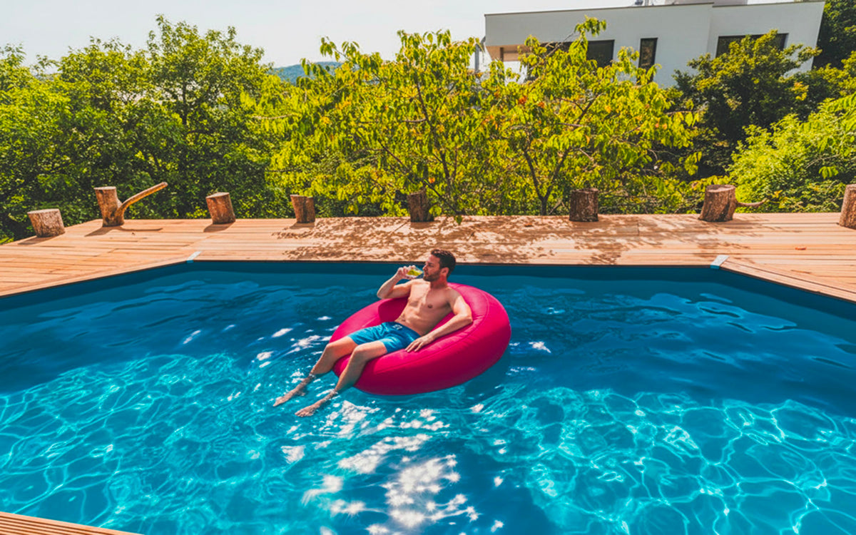 Pouf Rond Piscine Rose flottant dans l’eau, pour se prélasser au bord de la piscine et sur la terrasse