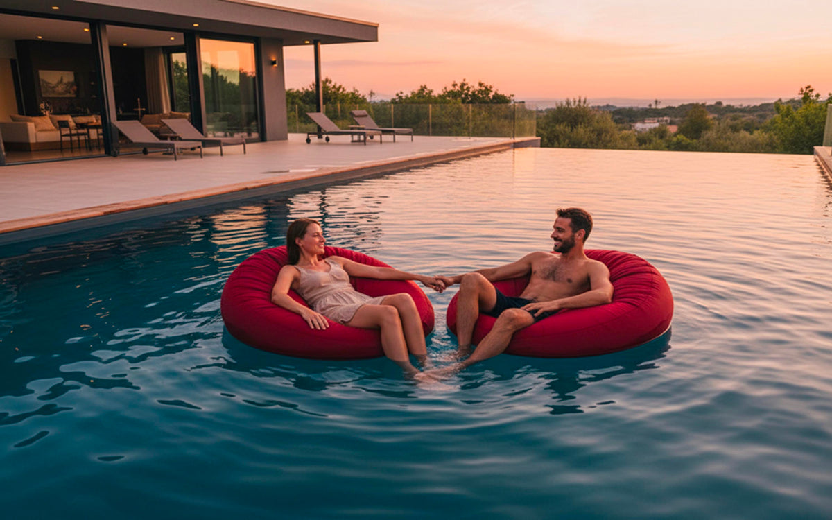 Pouf Rond Piscine Rouge flottant pour piscine, couple se relaxant sur le pouf rouge au bord de l’eau