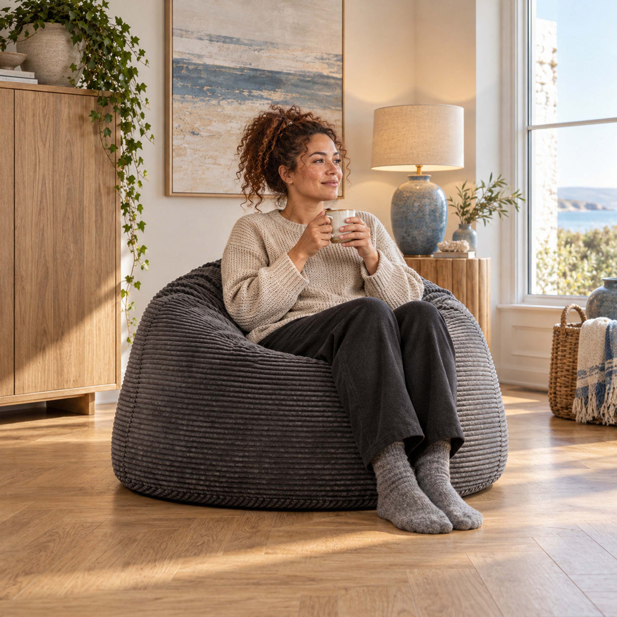 Pouf Géant Rond XL Velours Côtelé Gris, assise ronde XL en velours côtelé gris, intérieur salon lumineux, confort moderne