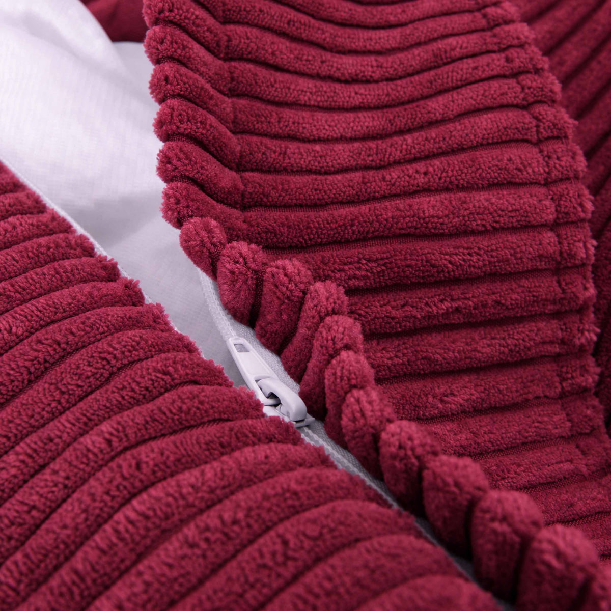 Pouf Velours Côtelé Cerise, détail du tissu velours côtelé cerise et boutons, finition soignée pour salon et détente