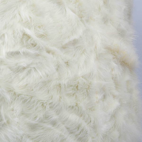 Der riesige weiße Hocker TiTAN ist aus langhaarigem Fell
