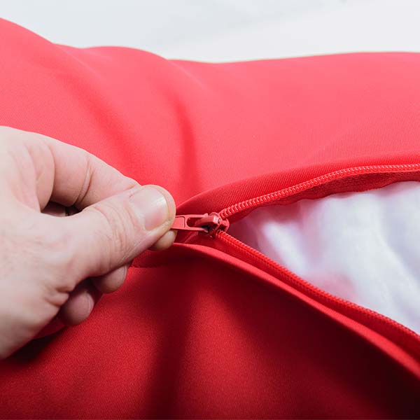 Pouf géant rouge, souple en tissu stretch ultra souple, forme berlingot