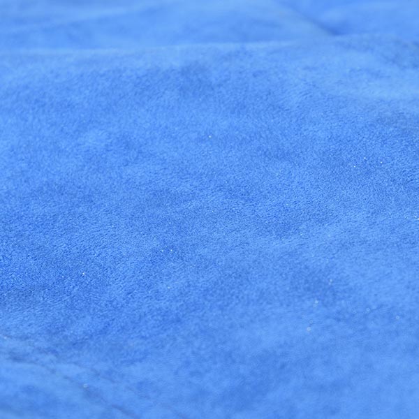 Der riesige blaue Hocker TiTAN ist aus Mikrosuede