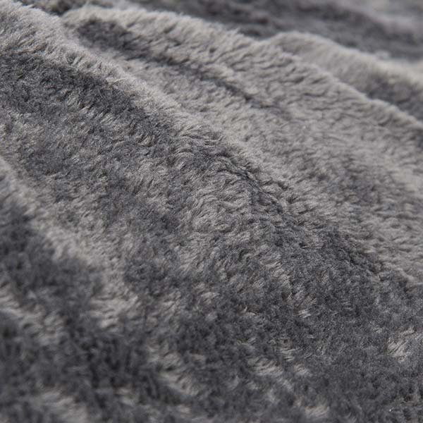 El puf gigante gris TiTAN está hecho de forro polar de pelo corto