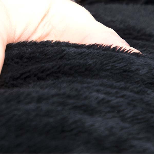 pouf géant noir TiTAN est en fourrure polaire à poil court